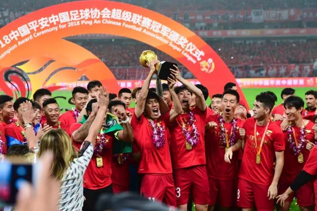 王俊杰带伤狂砍18+14廖三宁15分 中国男篮险胜塞尔维亚FMP，郭士强这套青年军让球迷彻底沸腾
